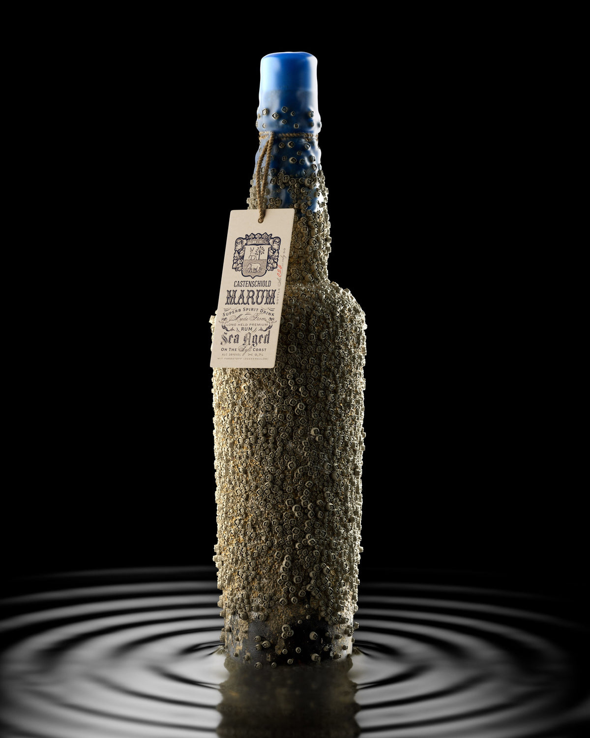 Castenschiold MARUM – maritim an der Küste von Sylt gereifte Flasche im Wasser