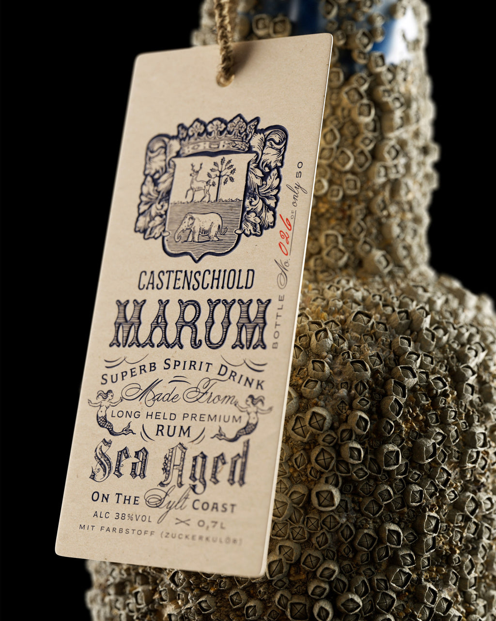 Castenschiold MARUM – Detail des Anhängers und der maritim gereiften Flasche von Sylt
