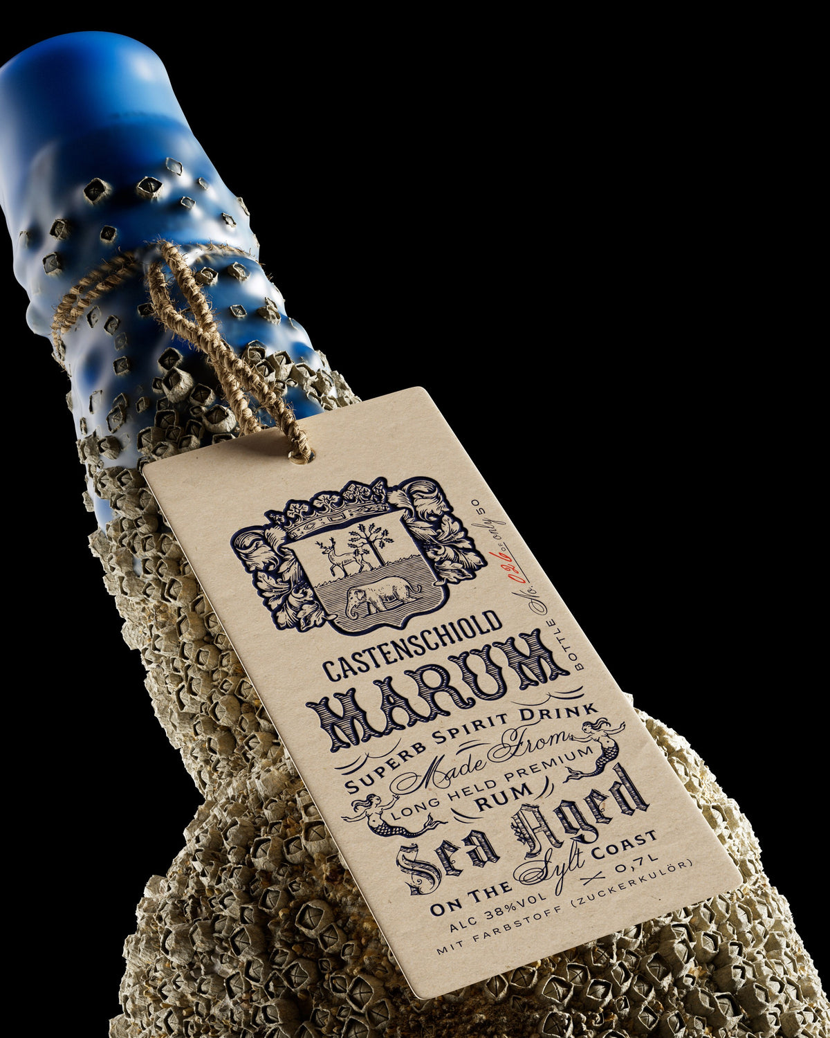Castenschiold MARUM – Detail der maritim gereiften Flasche mit MARUM-Anhänger