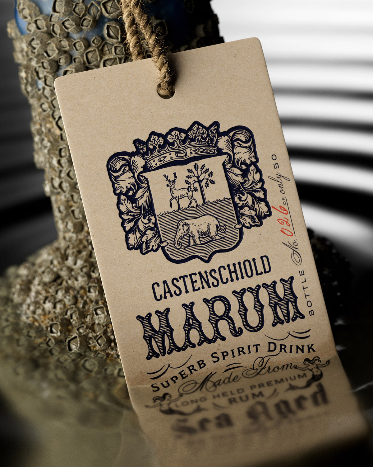 Castenschiold MARUM – Anhänger mit Castenschiold-Wappen an der maritim gereiften Flasche